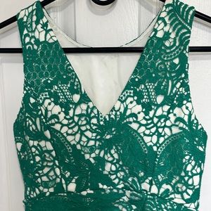 Green lace overlay on ivory rayon/polyester size 2p